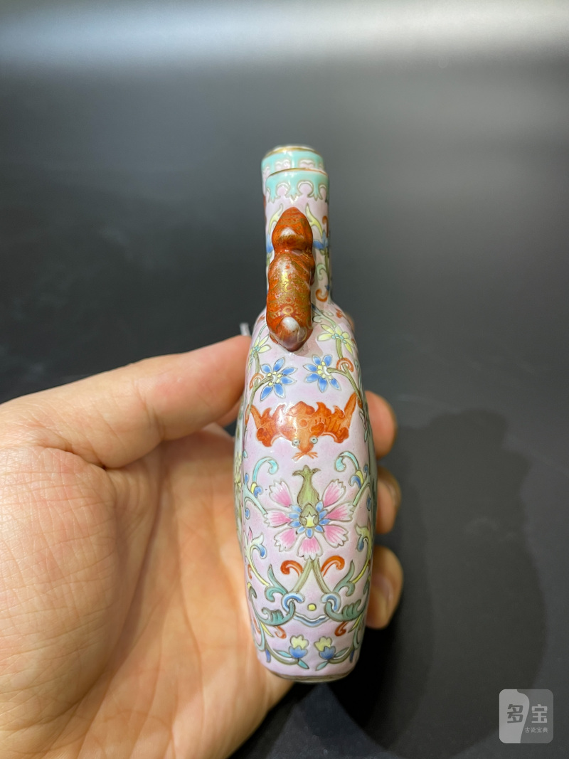 清嘉庆 宫粉地洋彩缠枝莲开光花卉纹三管小扁瓶 - 图8